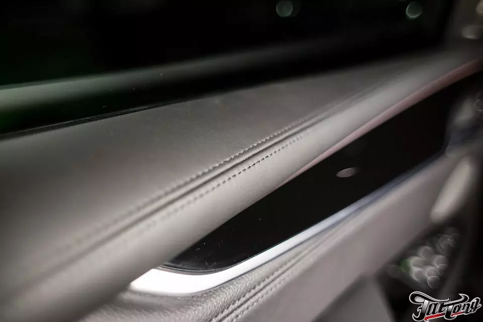 BMW X5 (f15). Черный рояльный лак в салон.